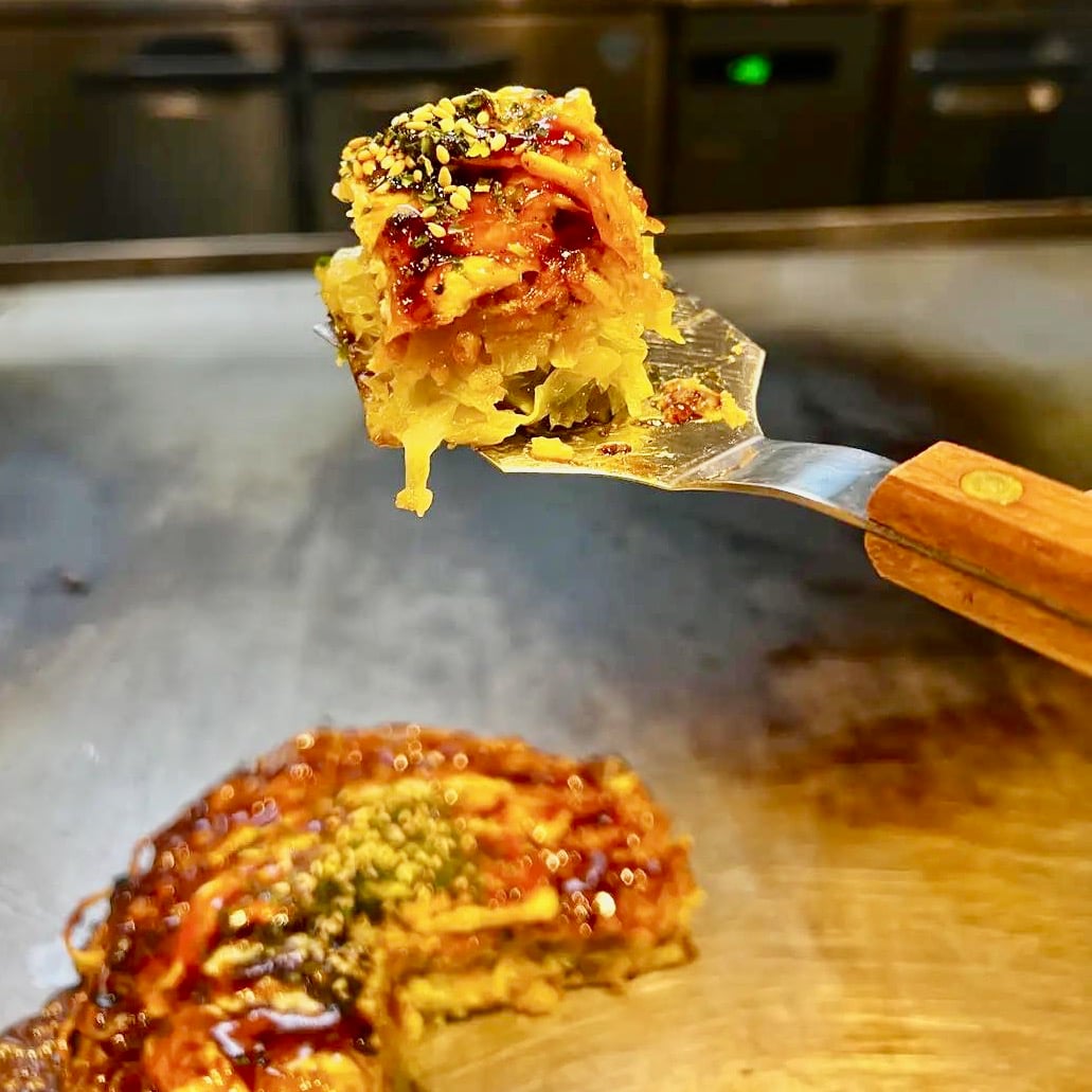 【ジンとりっぷ】タッちゃんと巡る秘密の広島お好み焼きツアー〜厳選お好み焼きの味比べとお店紹介街歩き！