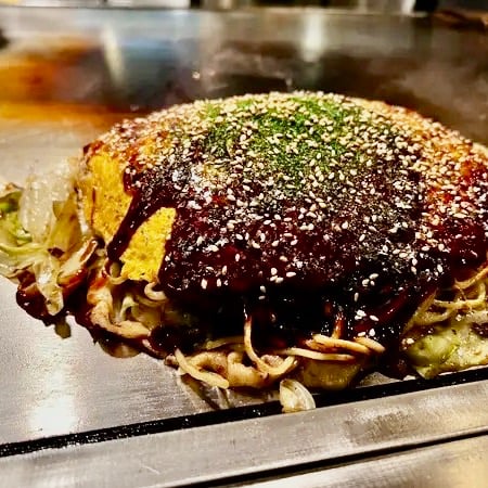 【ジンとりっぷ】タッちゃんと巡る秘密の広島お好み焼きツアー〜厳選お好み焼きの味比べとお店紹介街歩き！